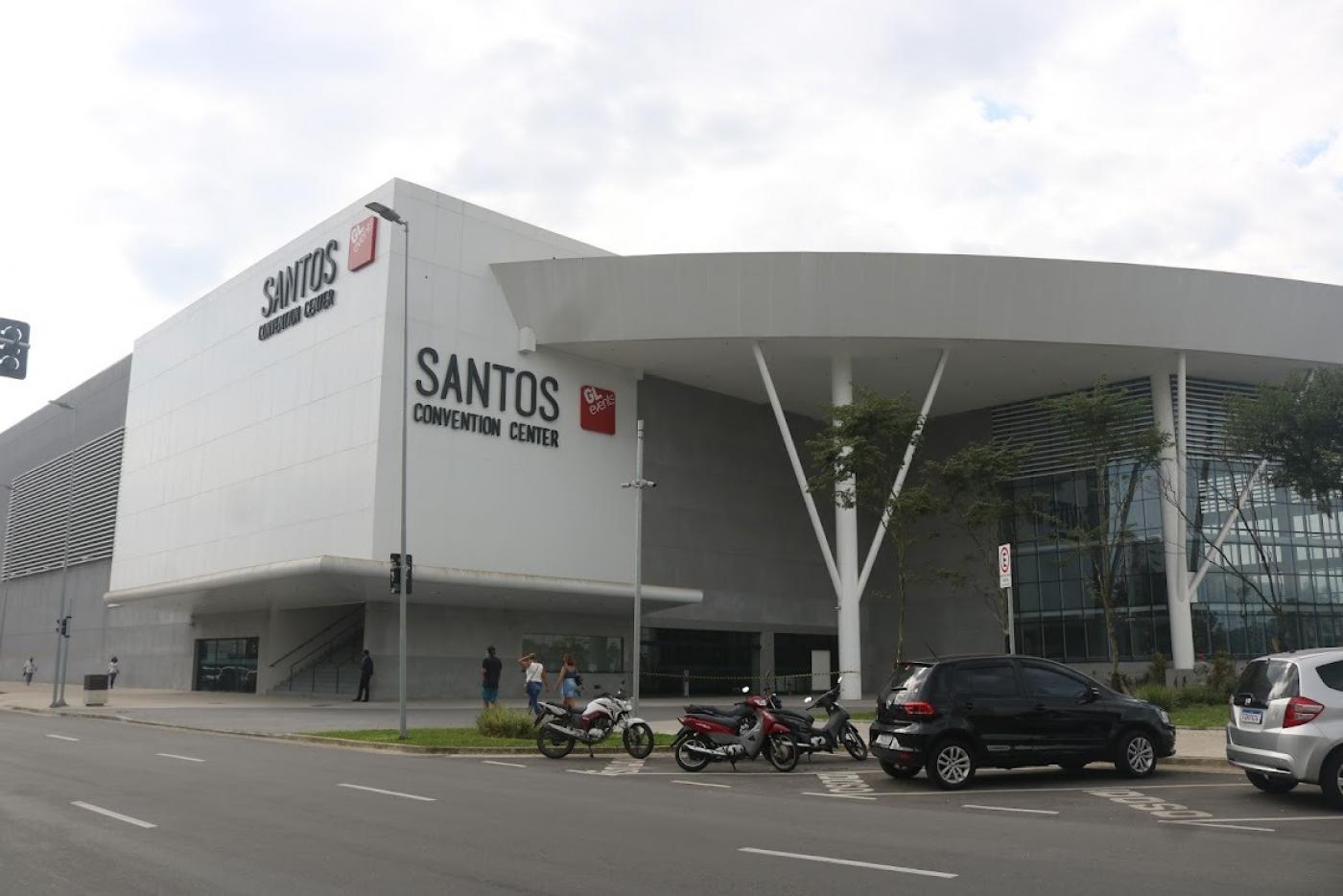 a fachada do santos convention center, com carros e motos parados na frente. #paratodosverem