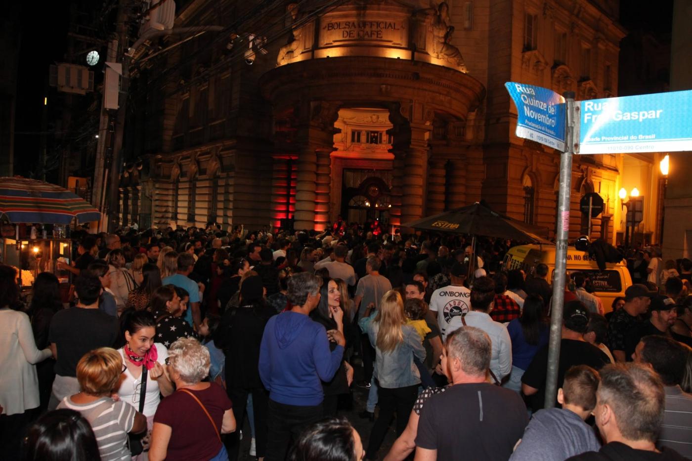 rua do centro lotada de pessoas. #paratodosverem