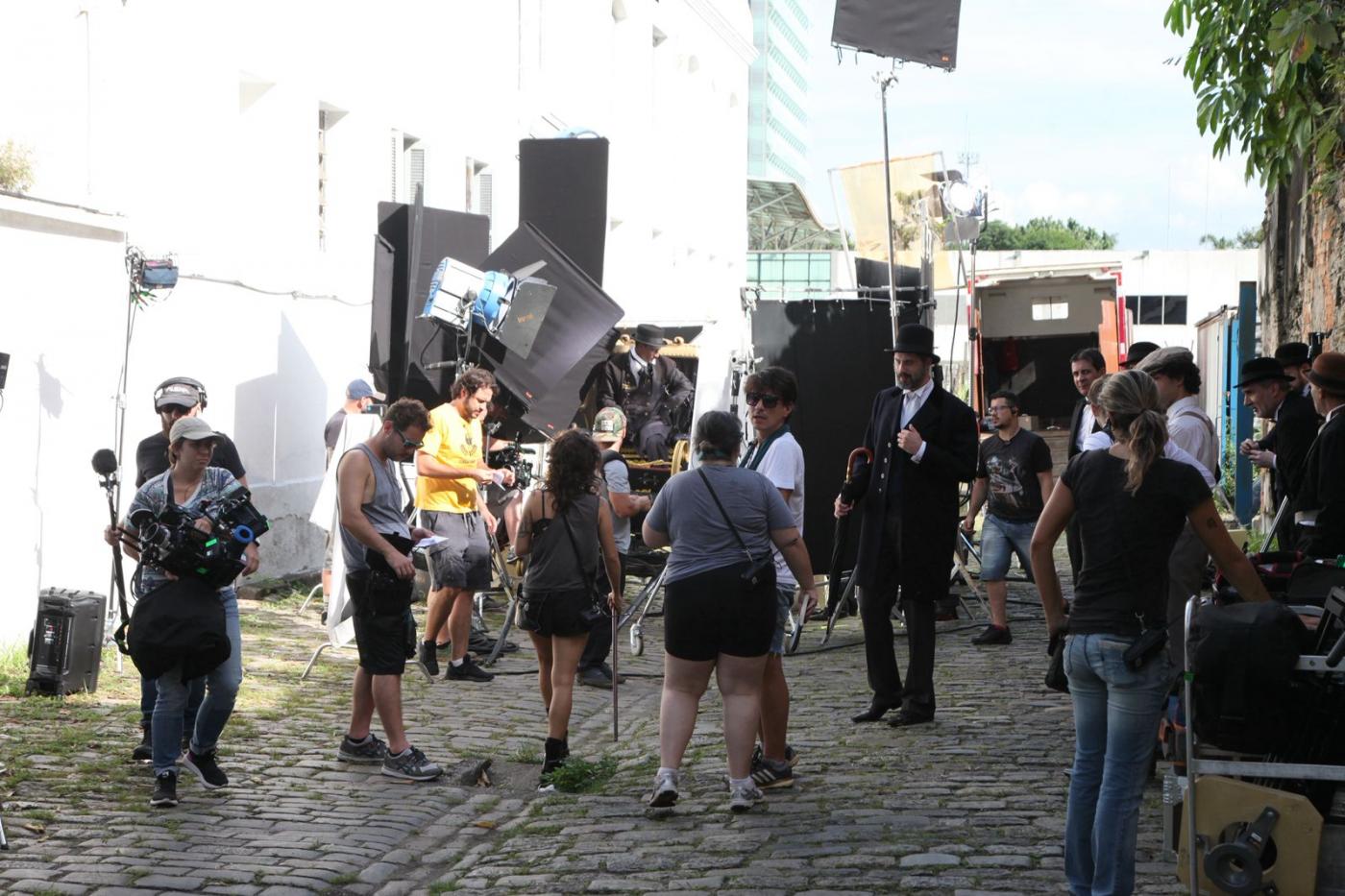atores e produtores durante gravação em Santos #paratodosverem 