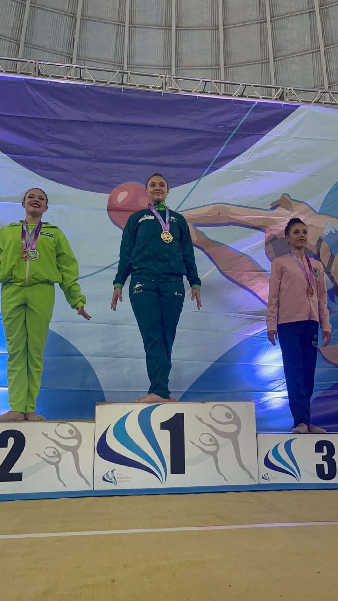 Sarah Santana está no primeiro lugar do pódio. #paratodosverem 