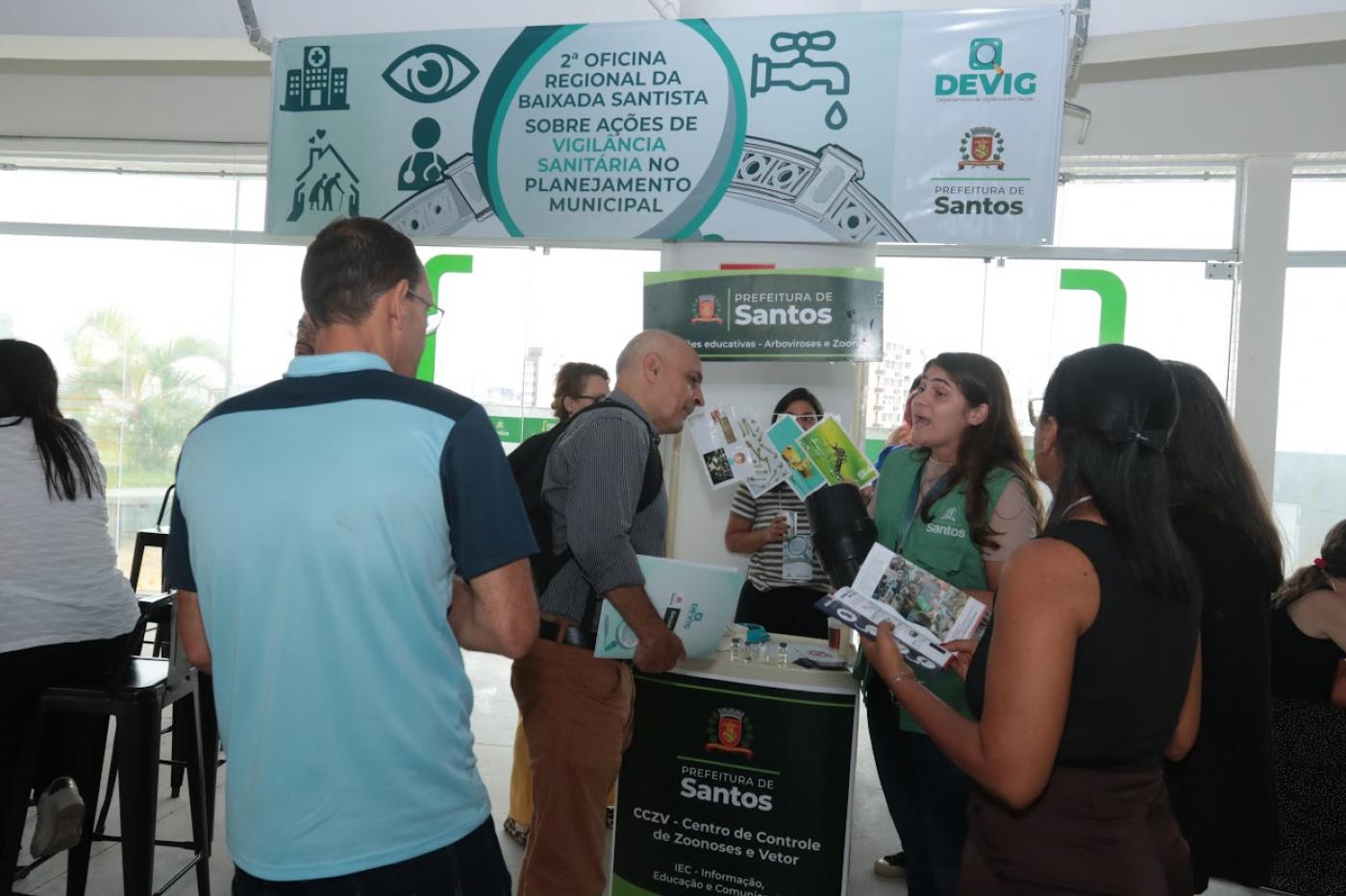 agentes falam com pessoas em estande de conscientização #paratodosverem 