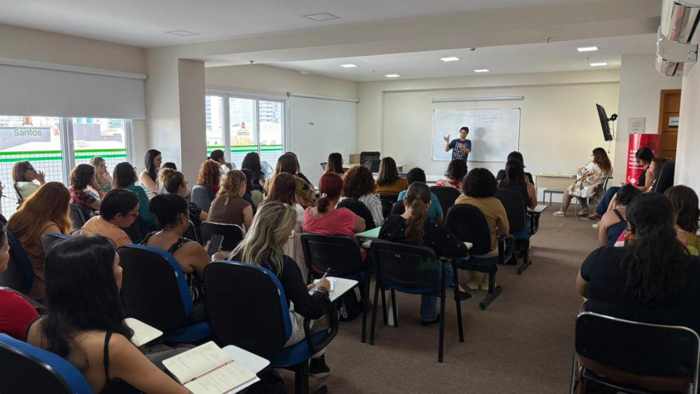 pessoas acompanhando o evento #paratodosverem 