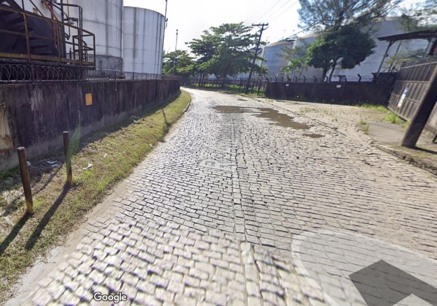 a via coberta por paralelepípedos. #paratodosverem 
