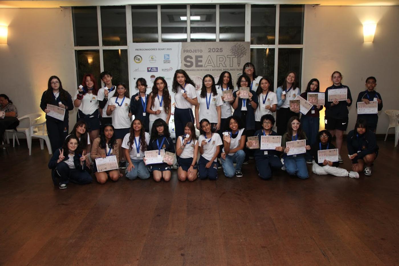 crianças reunidas com diplomas #paratodosverem