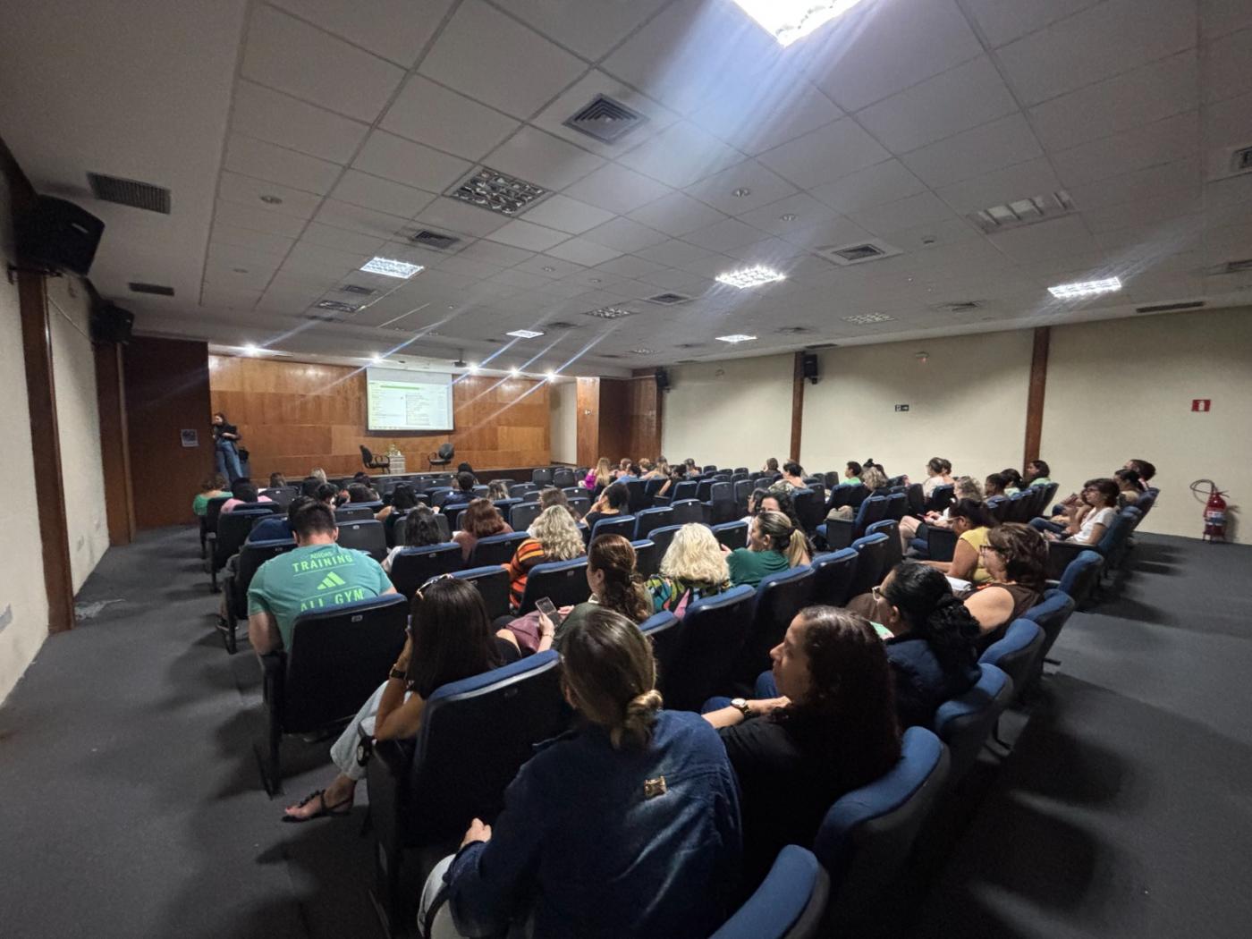 Servidores da Seduc participam de palestra. #Paratodosverem
