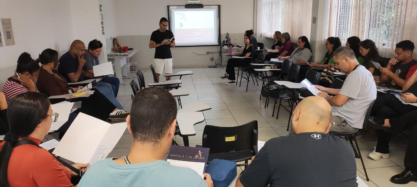 Professores reunidos no projeto Santos à Luz da Leitura. #Paratodosverem
