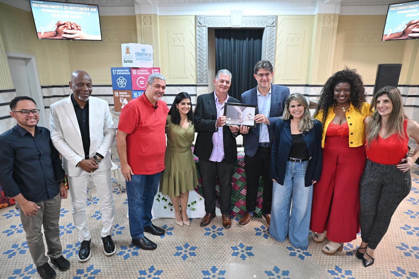 autoridades mostram o selo #paratodosverem