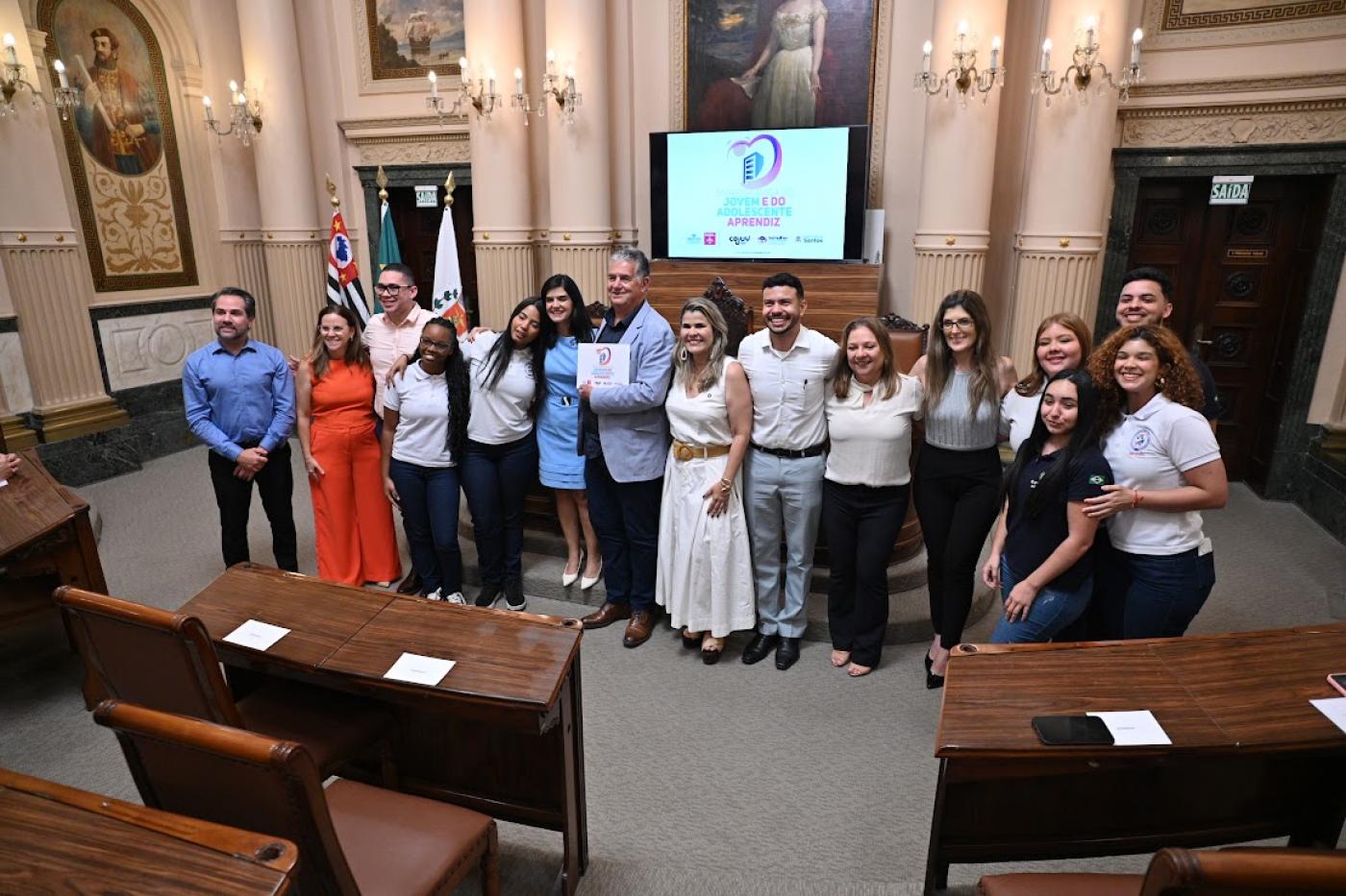 autoridades e empresários mostram selo #paratodosverem 