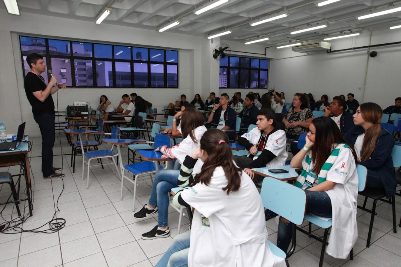 sala de aula com várias pessoas sem máscara. #paratodosverem