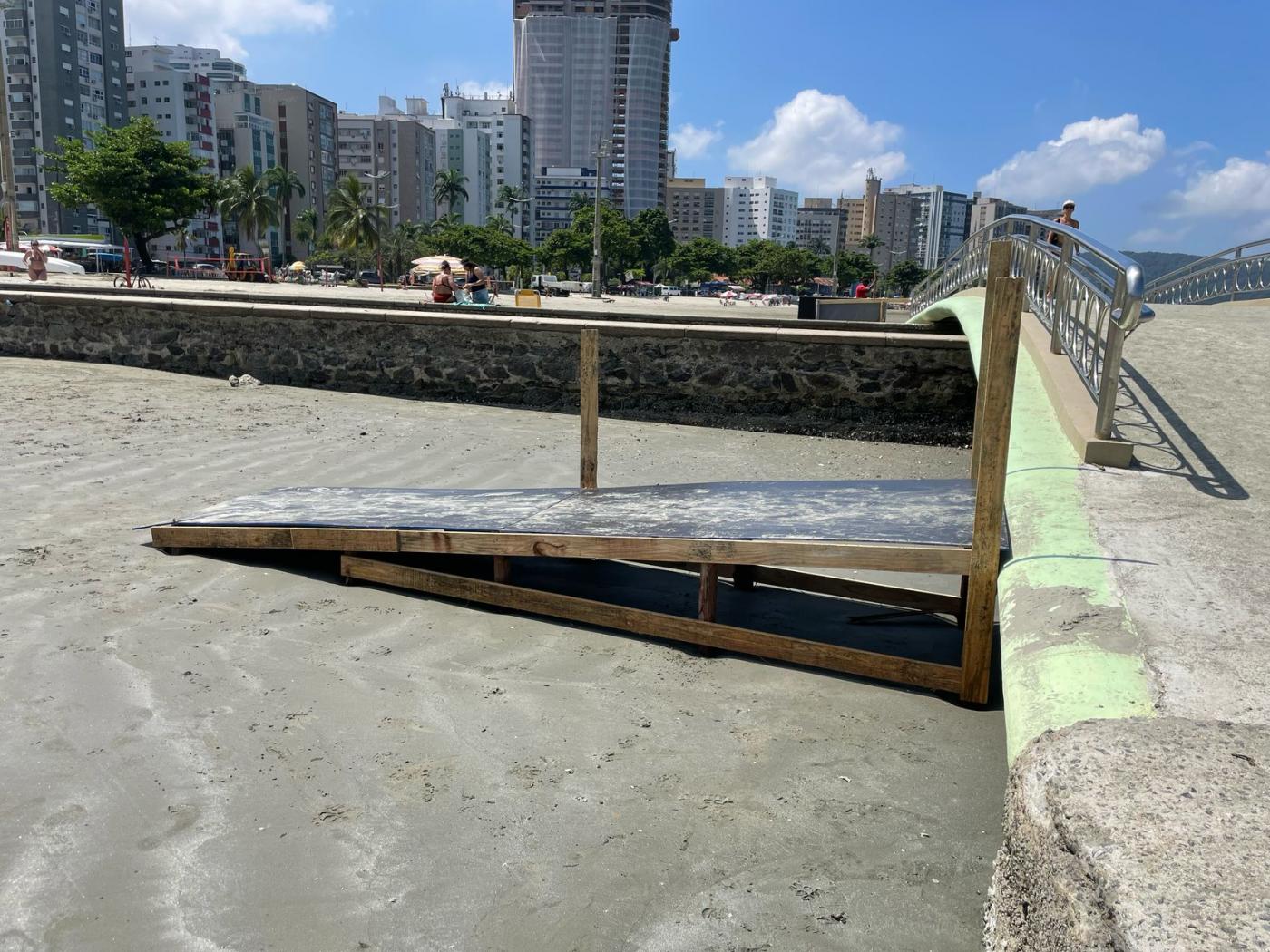 rampa de madeira dá acesso a passarela. #paratodosverem
