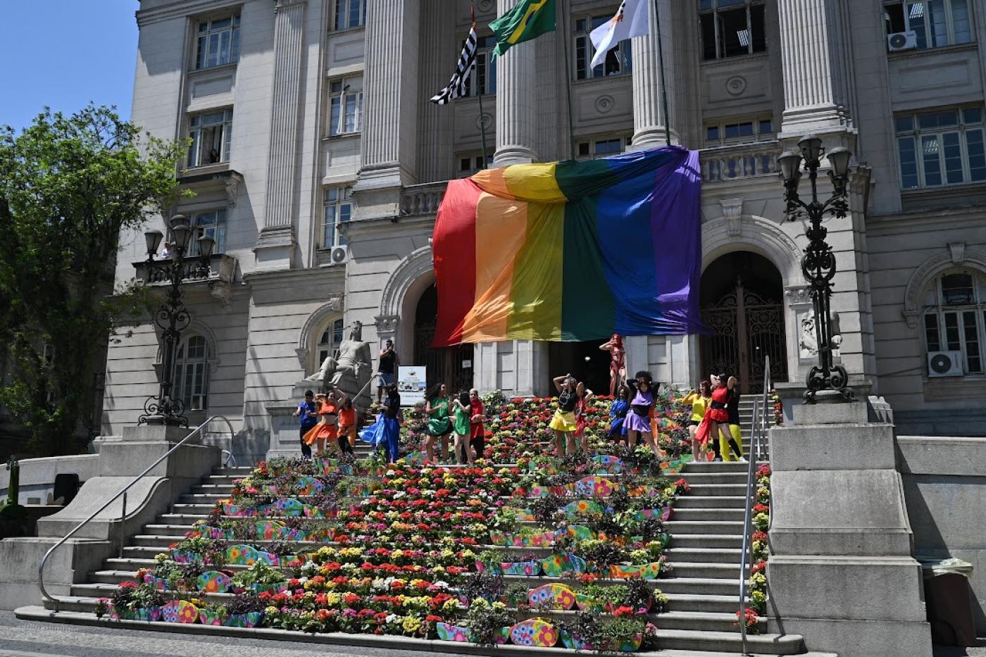 pessoas se apresentando na escadaria do paço  #paratodosverem