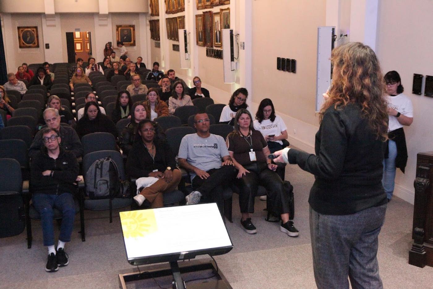pessoas assistem a palestra #paratodosverem