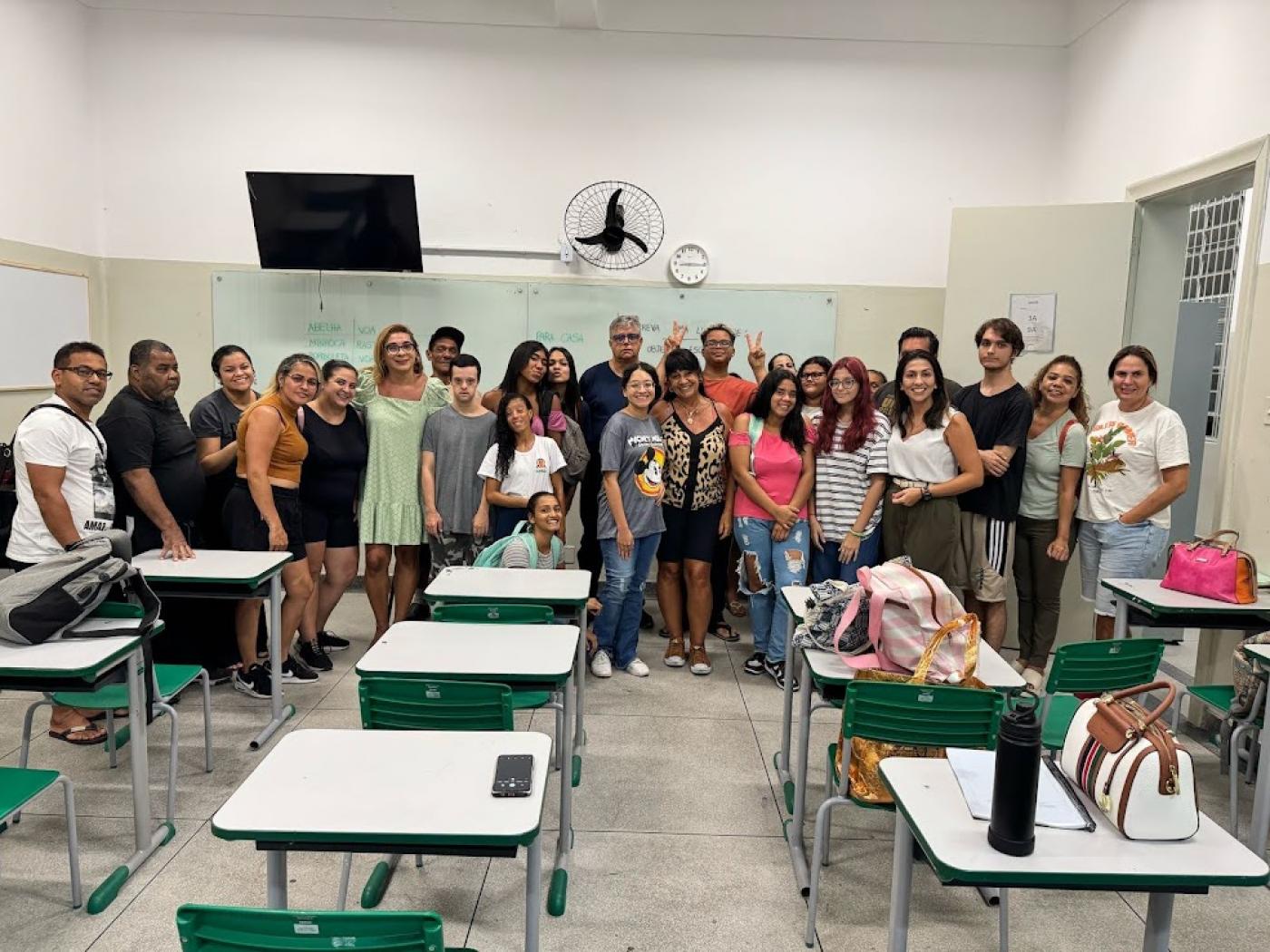 pessoas reunidas em sala de aula após palestra #paratodosverem 