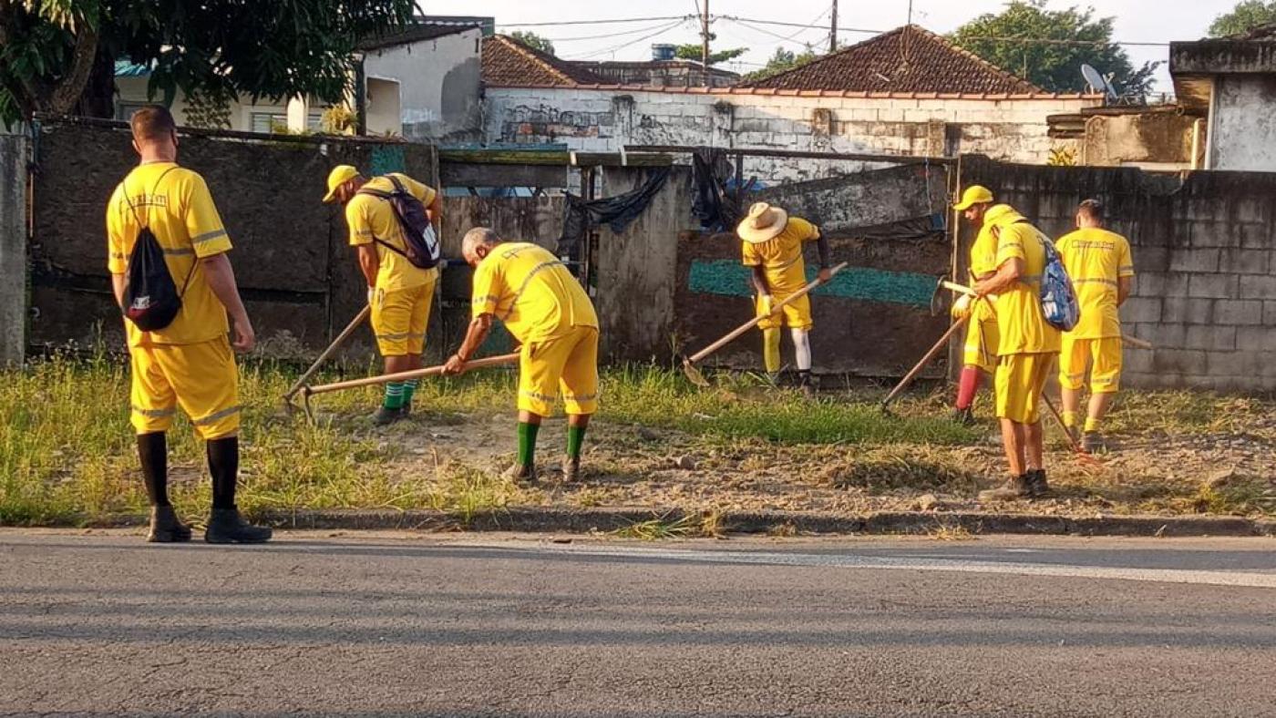 trabalhadores realizam serviço de raspação em calçada #paratodosverem