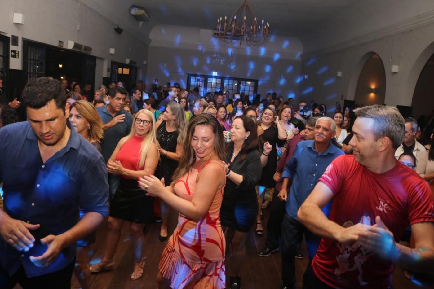 pessoas dançando em baila #paratodosverem