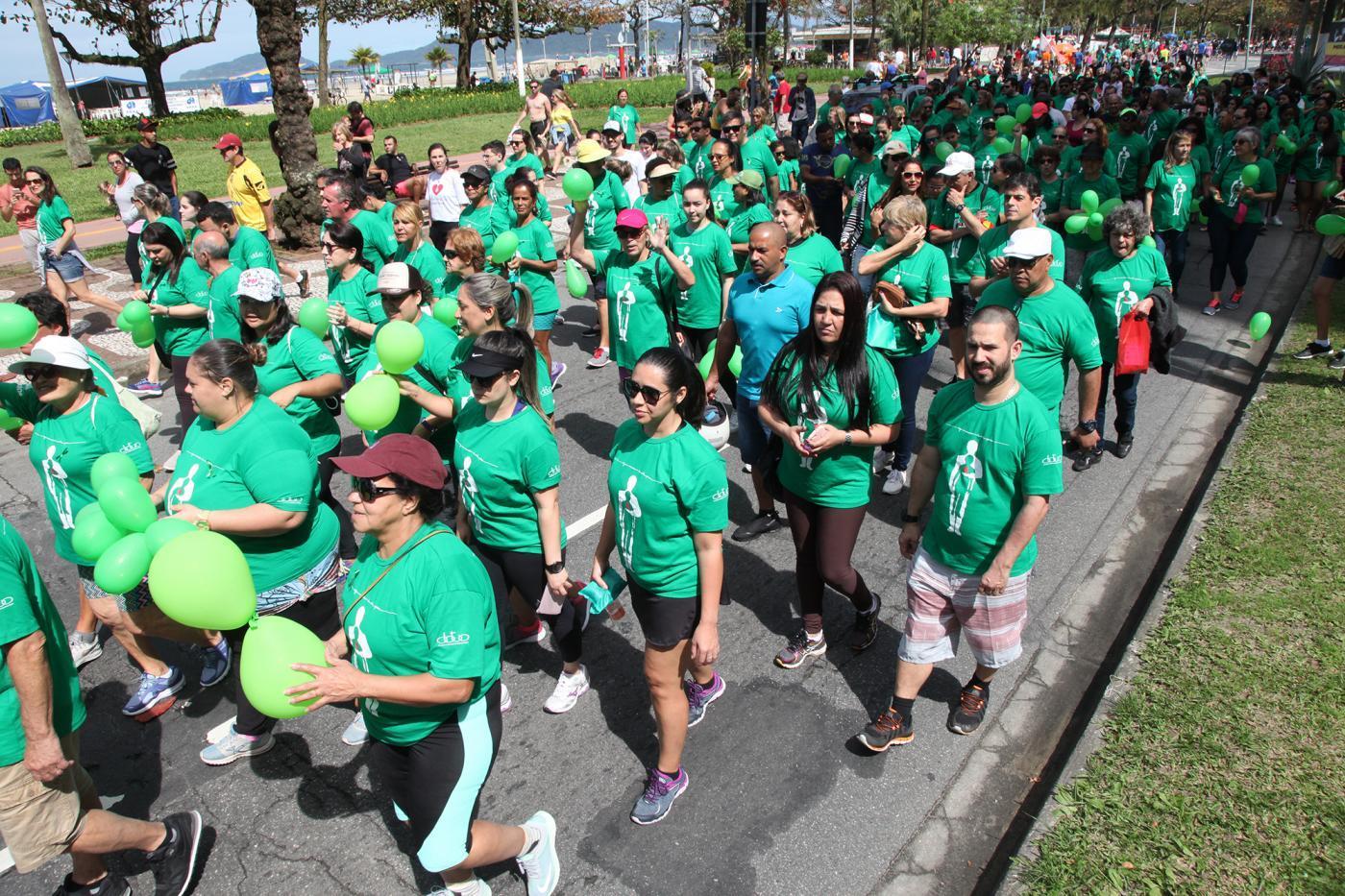 pessoas caminhando de camisa verde #paratodosverem