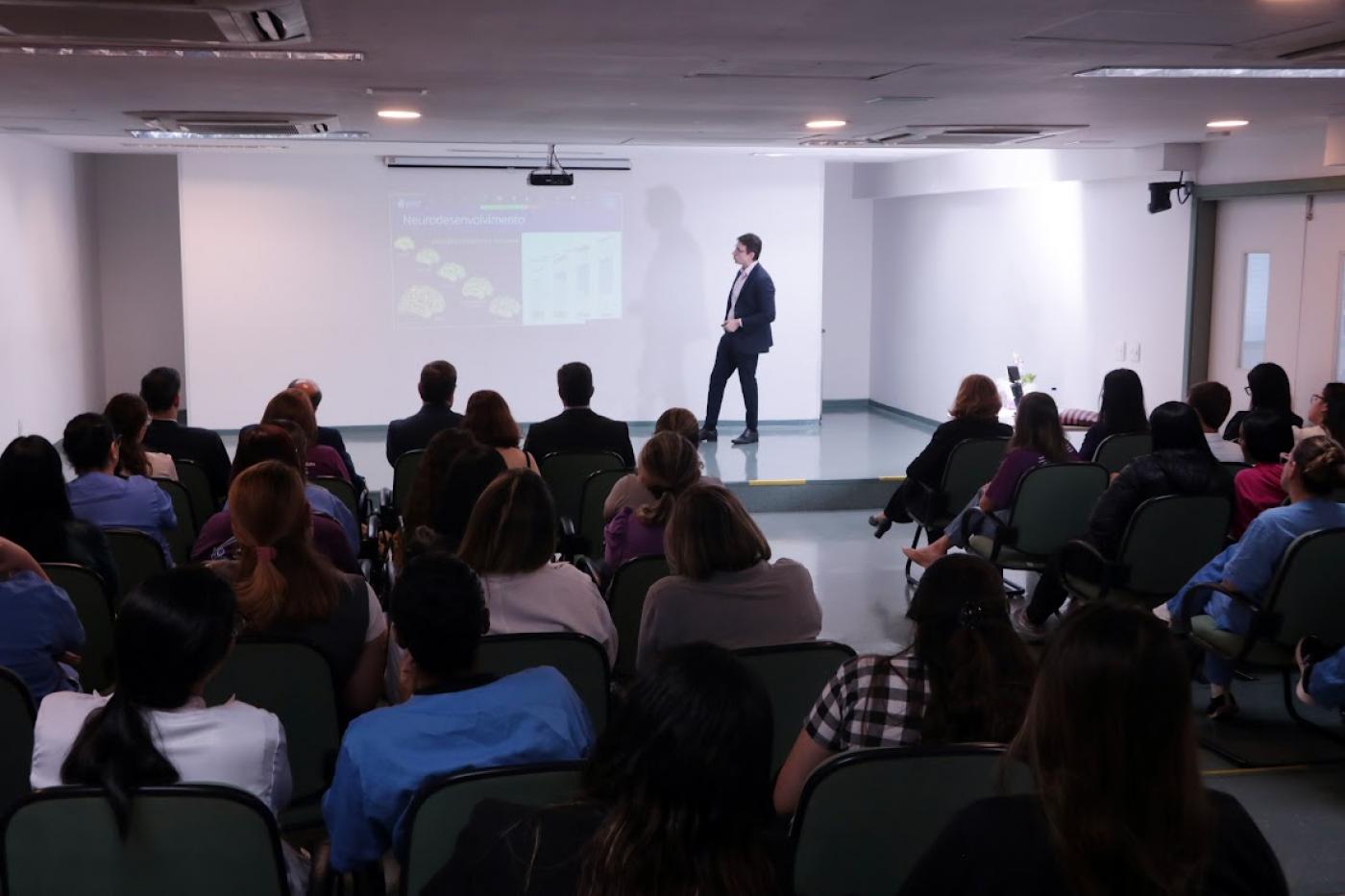 homem fala na frente de plateia #paratodosverem 