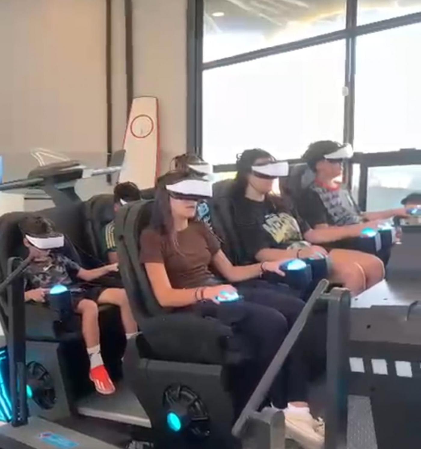 pessoas usando o simulador #paratodosverem