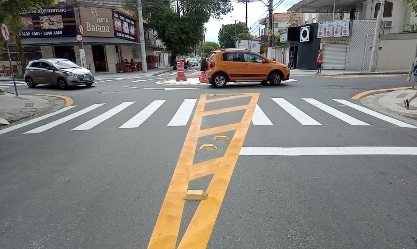 rua com pintura de solo recém-executada, incluindo faixa de pedestres. #paratodosverem 