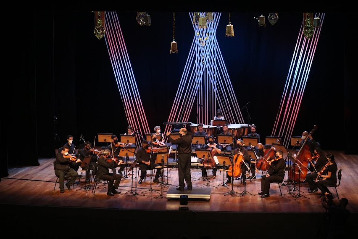 orquestra está no palco. #paratodosverem