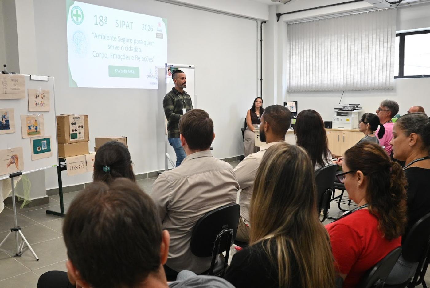 servidores acompanham palestra sentados #paratodosverem 