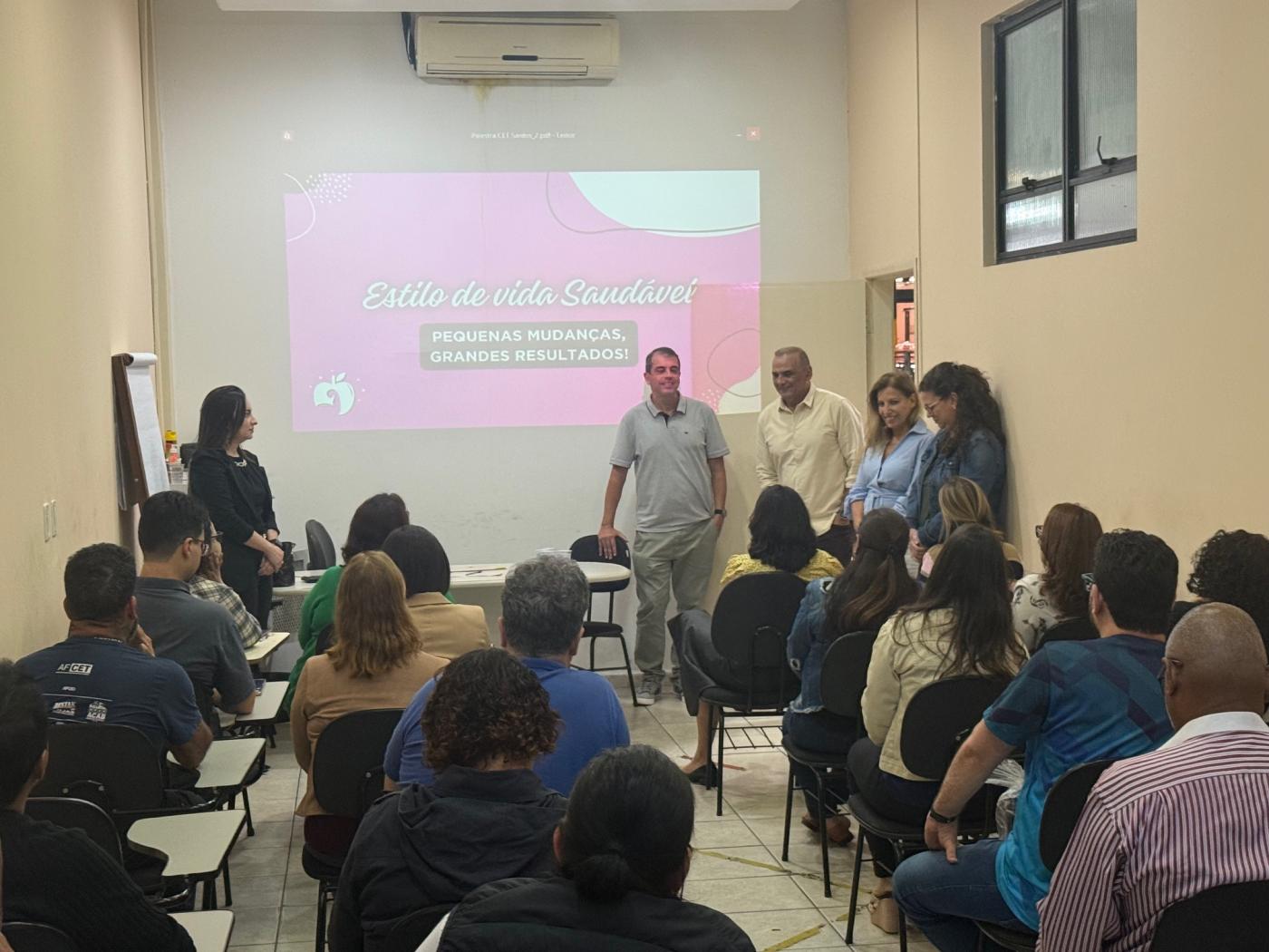 pessoas acompanhando a palestra #paratodosverem 