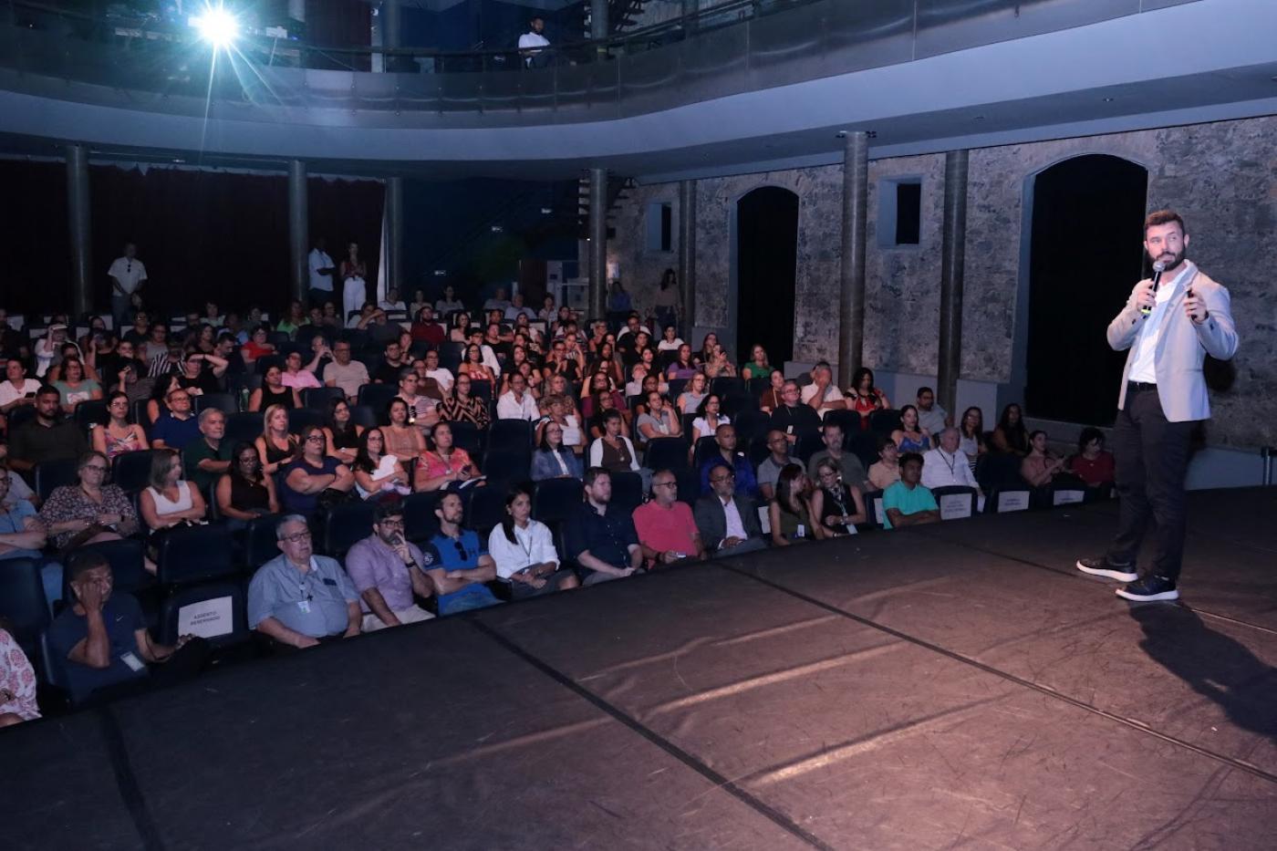palestrante fala ao público #paratodosverem