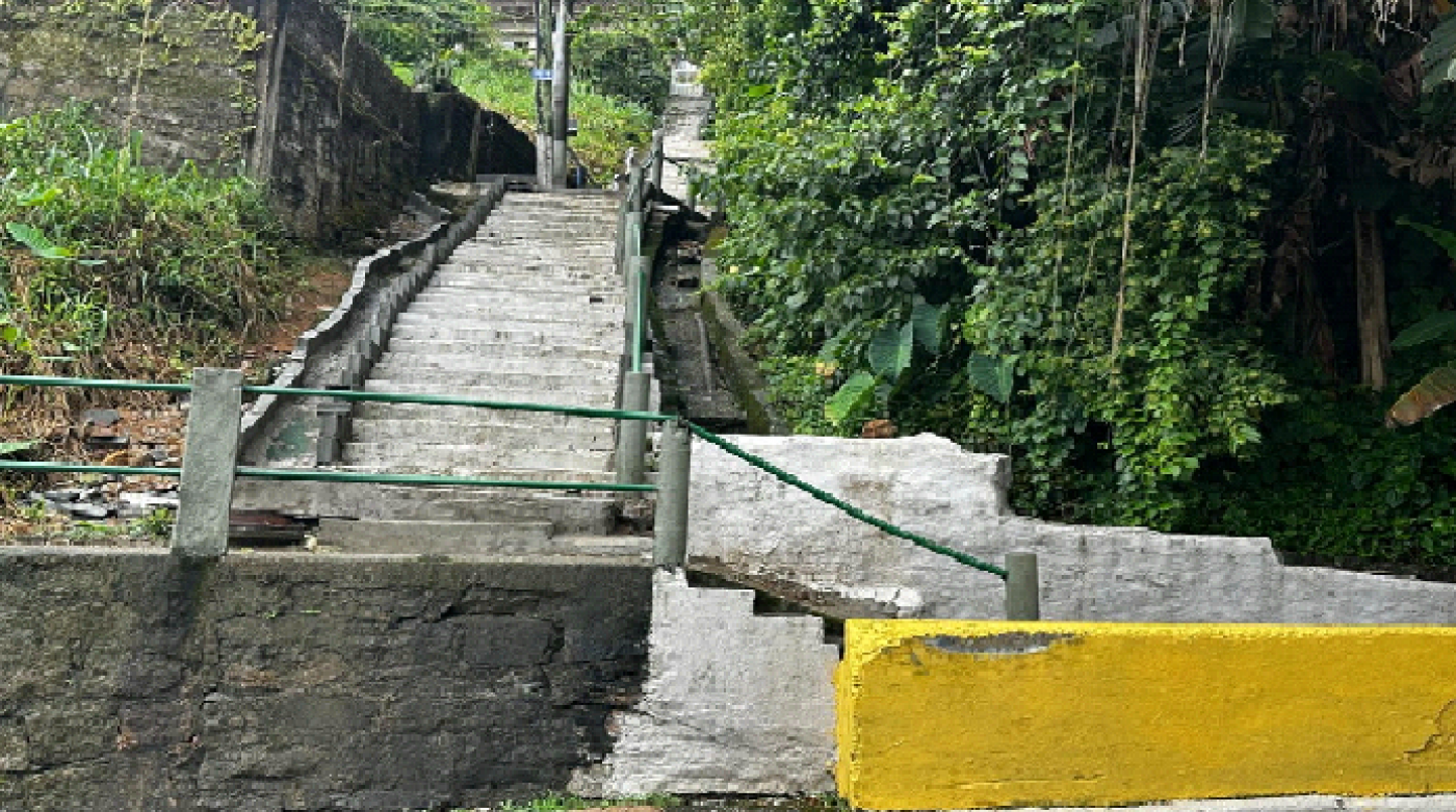 escadaria pronta em morro #paratodosverem 