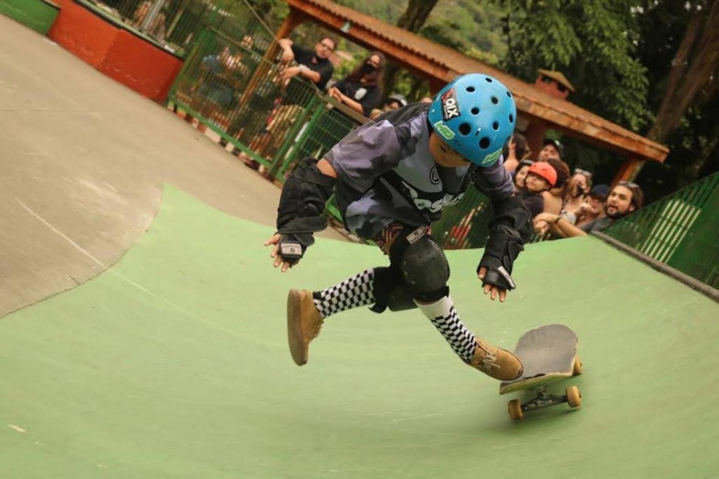 close de menino fazendo manobra de skate em rampa. #paratodosverem