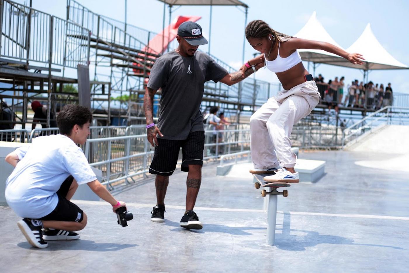 menina faz aula de skate ajudada por professor #paratodosverem 