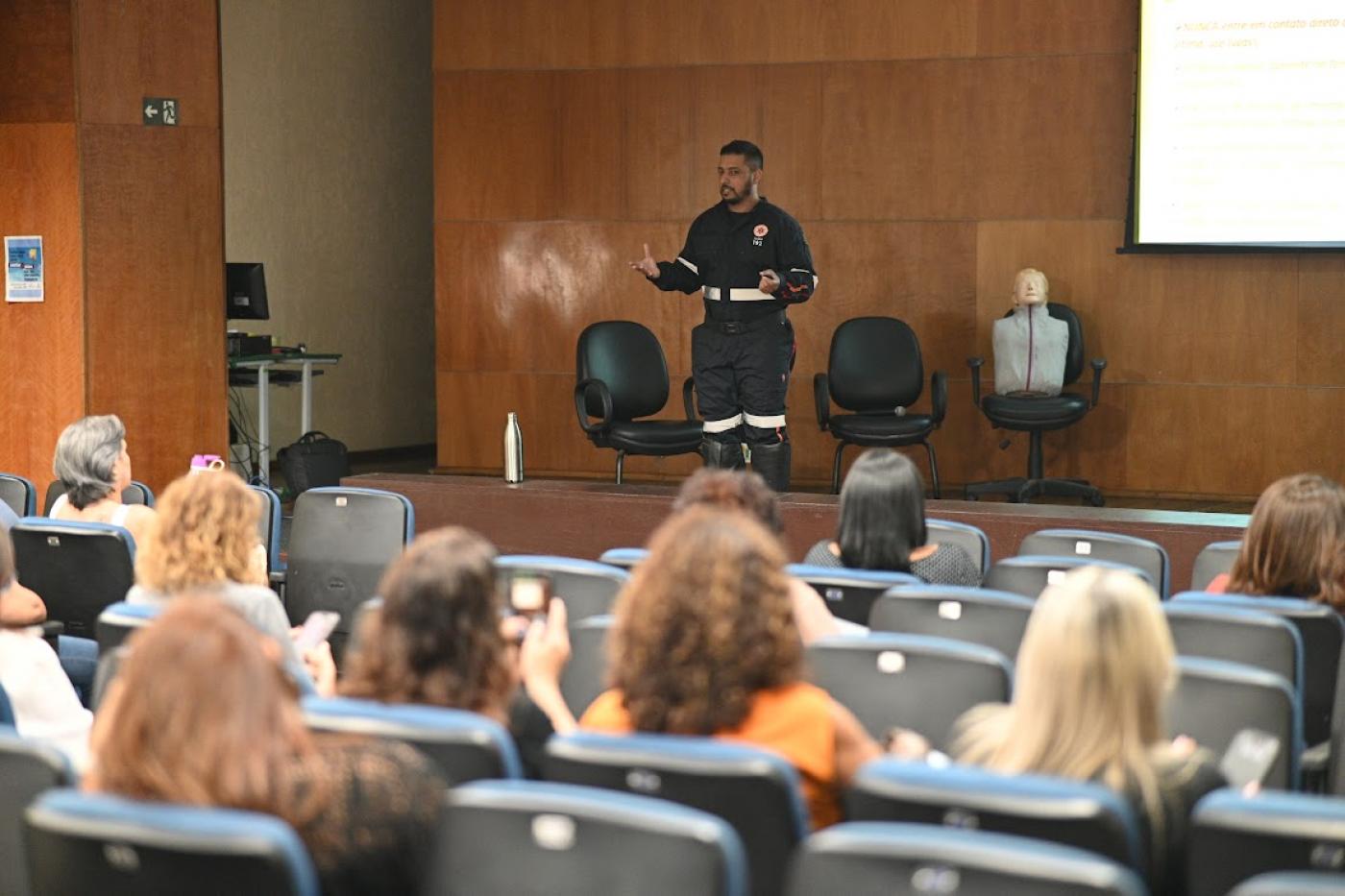 socorrista dando a capacitação #paratodosverem