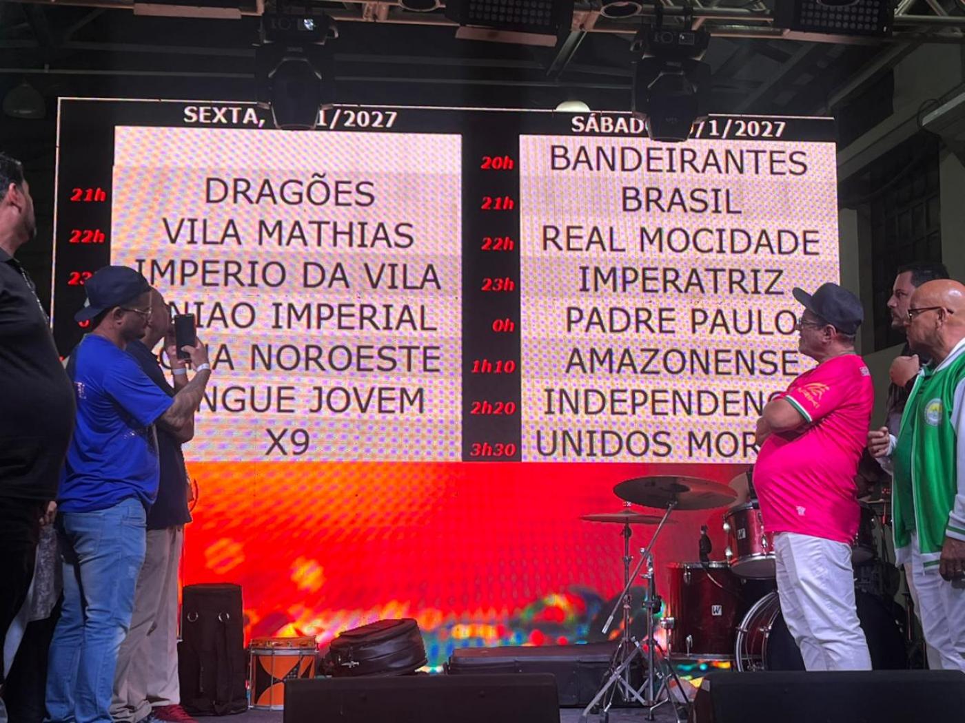 painel com a lista de escolas conforme o dia de desfile. #paratodosverem