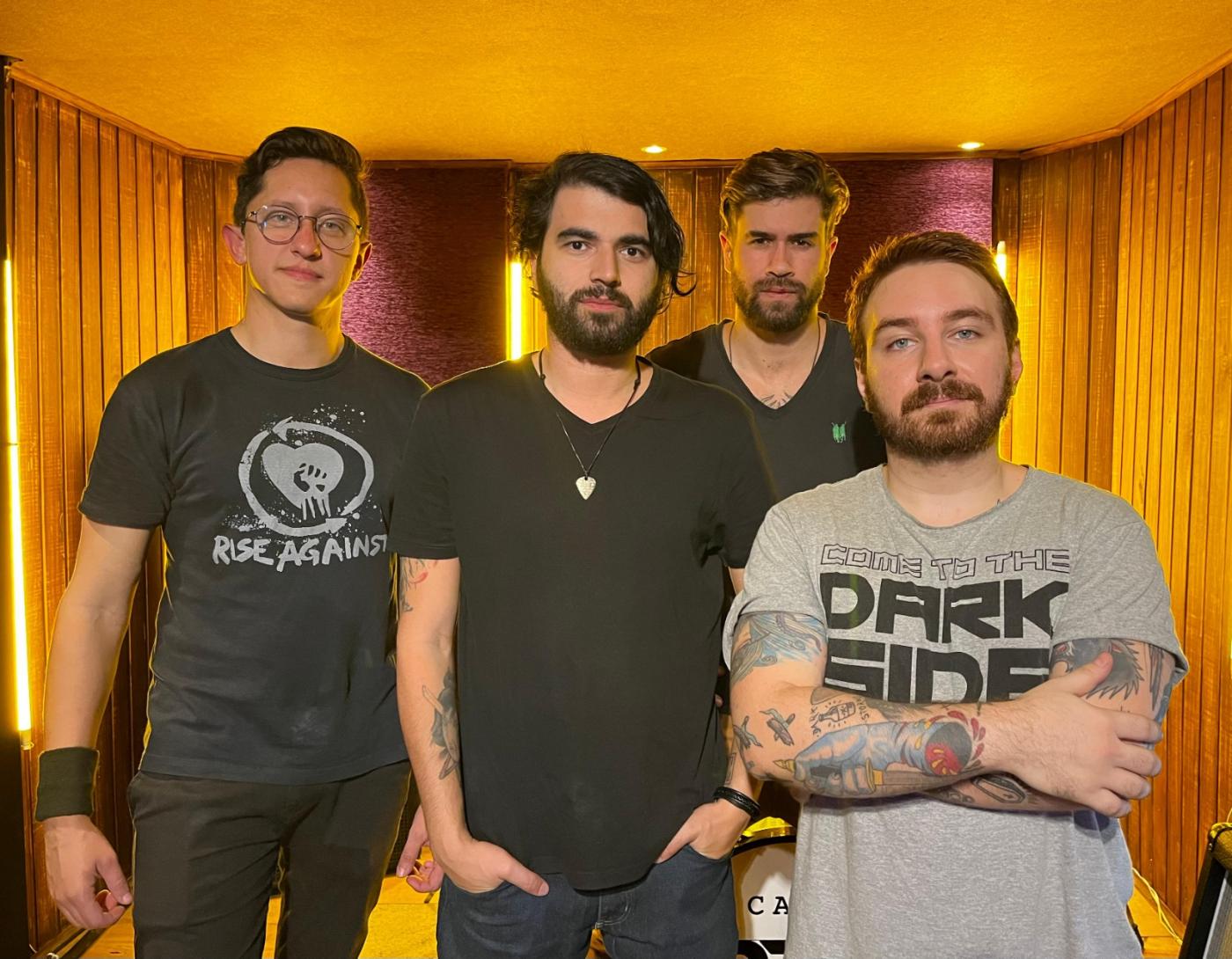 Quatro homens de uma banda posam para foto. #paratodosverem 