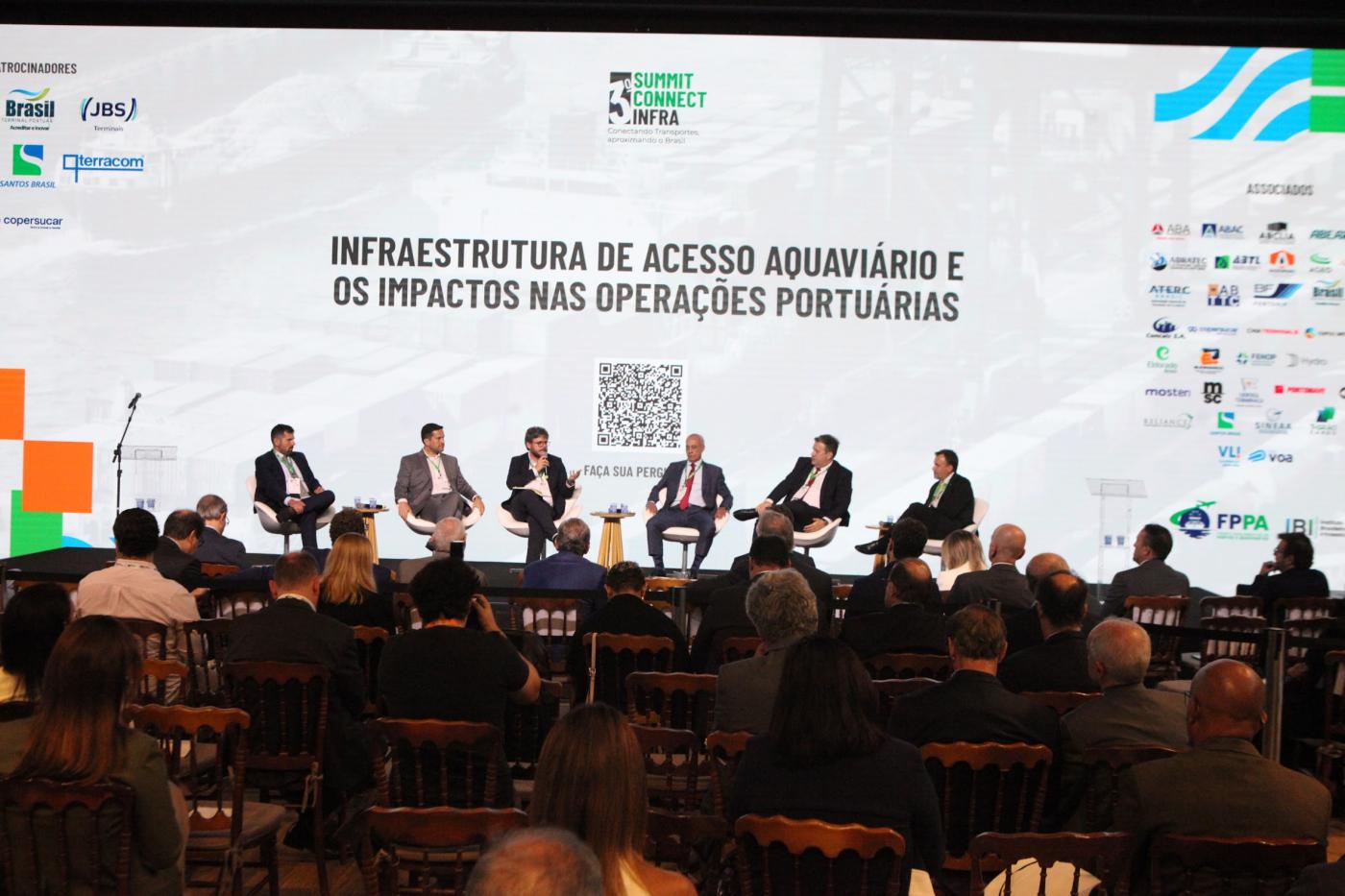 palco com autoridades dando palestra diante de um grande painel. #paratodosverem