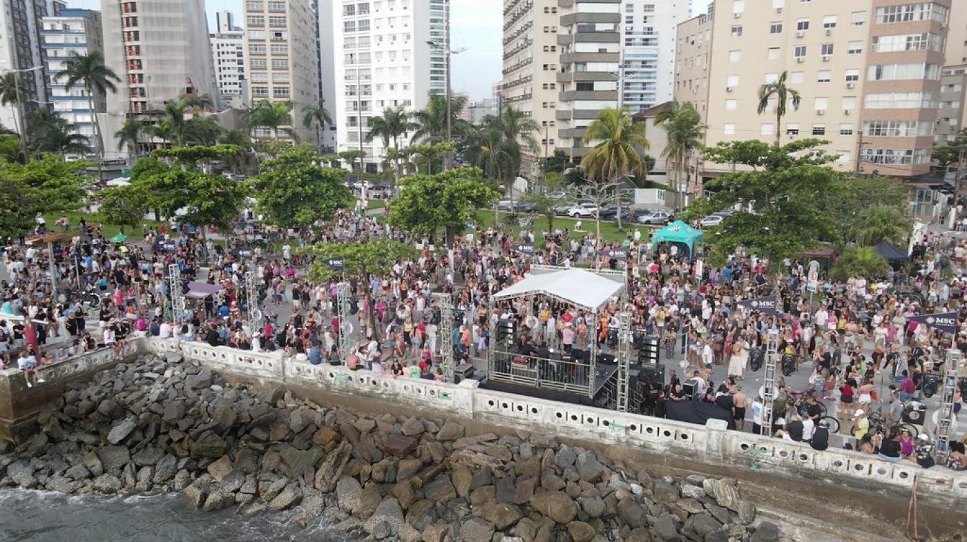 pessoas no show #paratodosverem