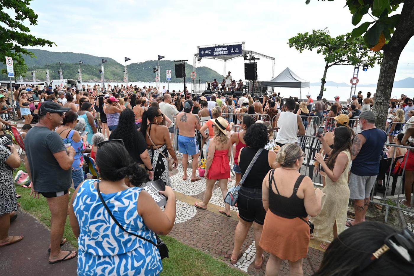 pessoas dançando na frente de palco #paratodosverem 