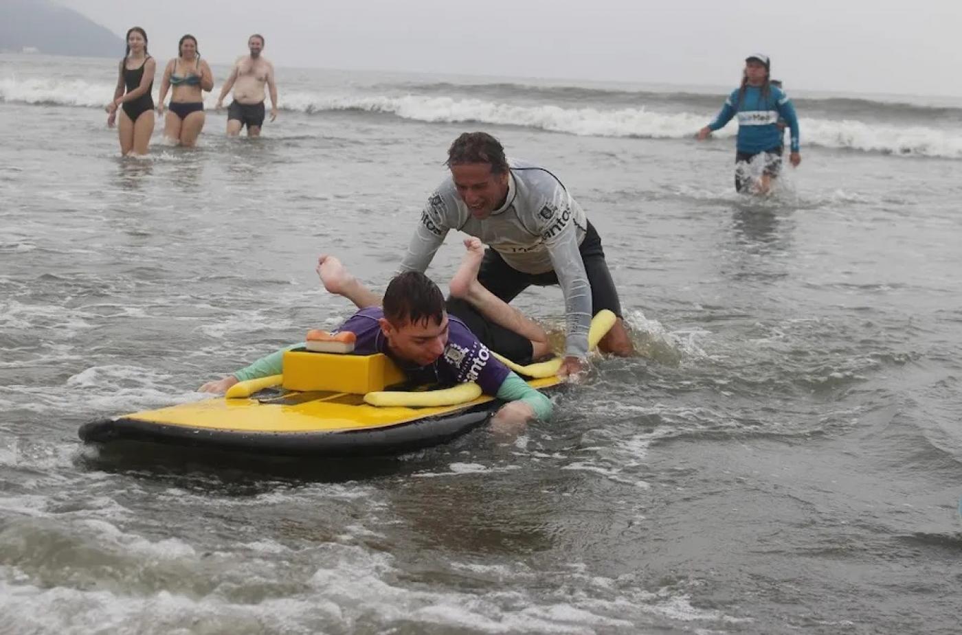 Santos reçoit le trophée international de la ville de surf la plus inclusive