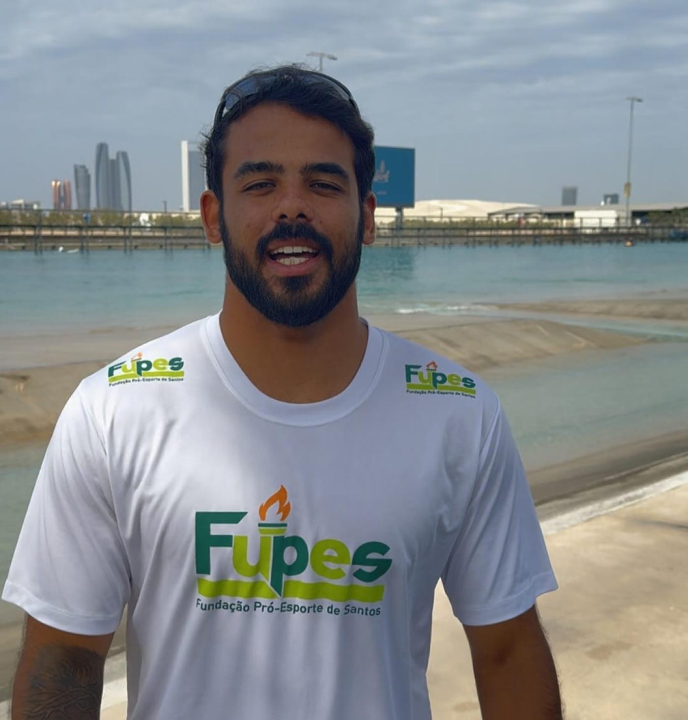 o surfista posa para fotro com camiseta da fupes. #paratodosverem 