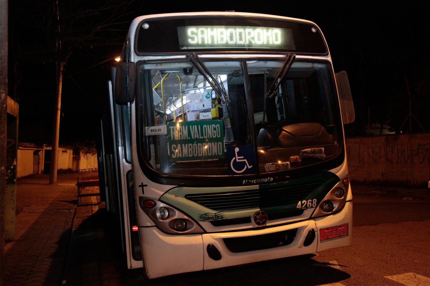 ônibus da linha do samba em rua. Ele está com as portas abertas. No letreiro luminoso que fica no alto se lê Sambódromo. #Paratodosverem