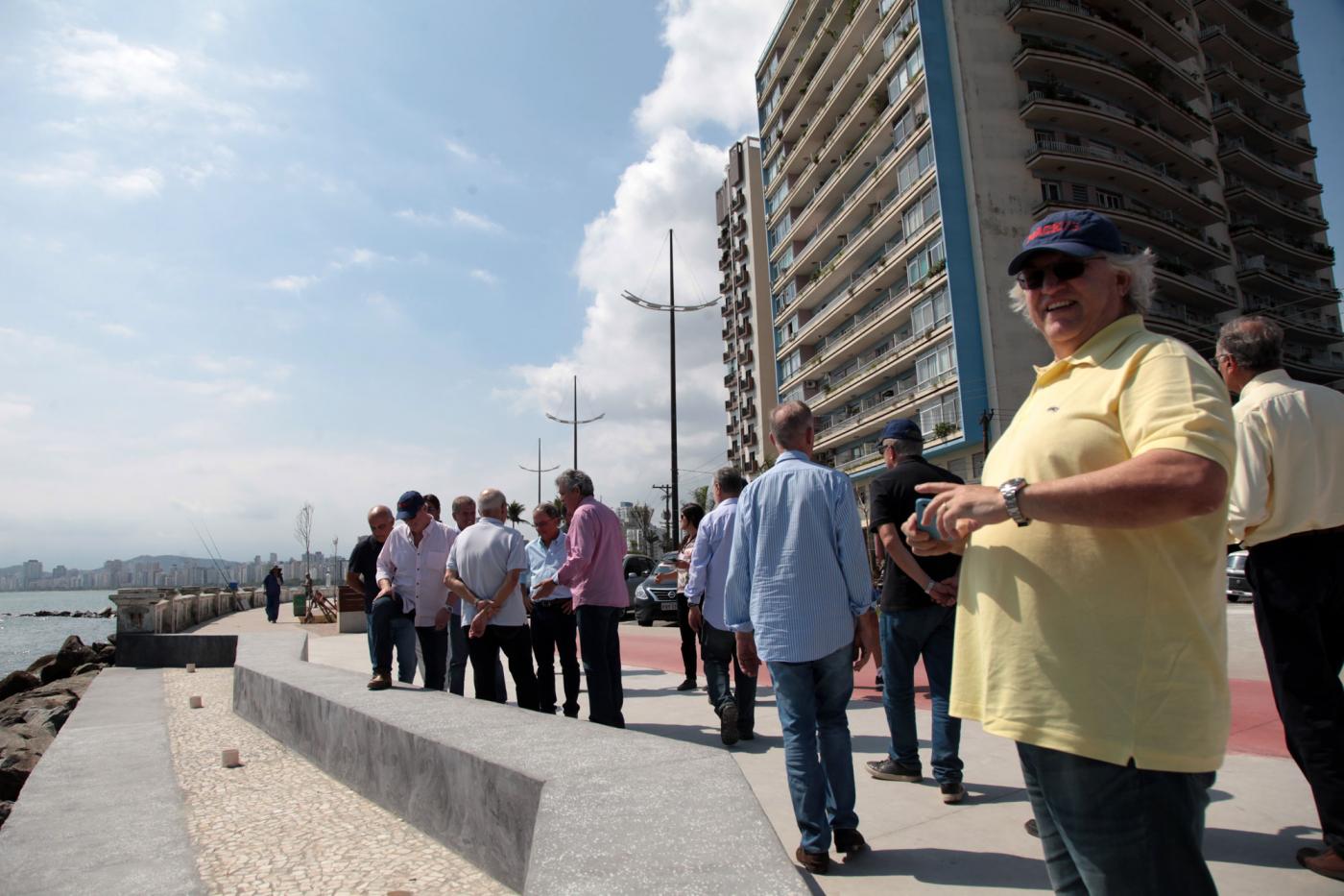 enganheiros verificam obras da ponta da praia #pracegover