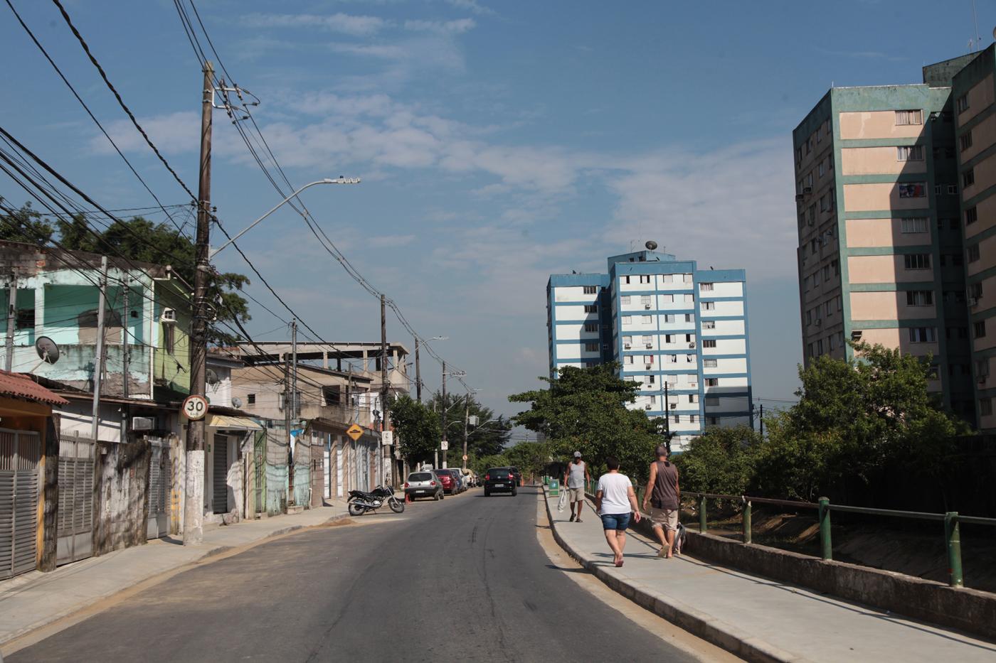 Rua pavimentada com calçada à direita. #Paratodosverem