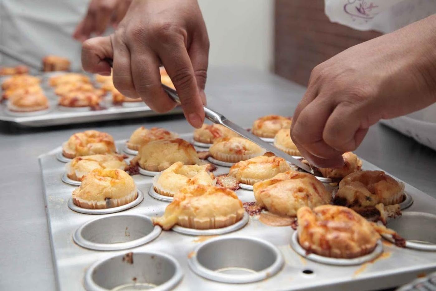 mãos preparam alimentos #paratodosverem 