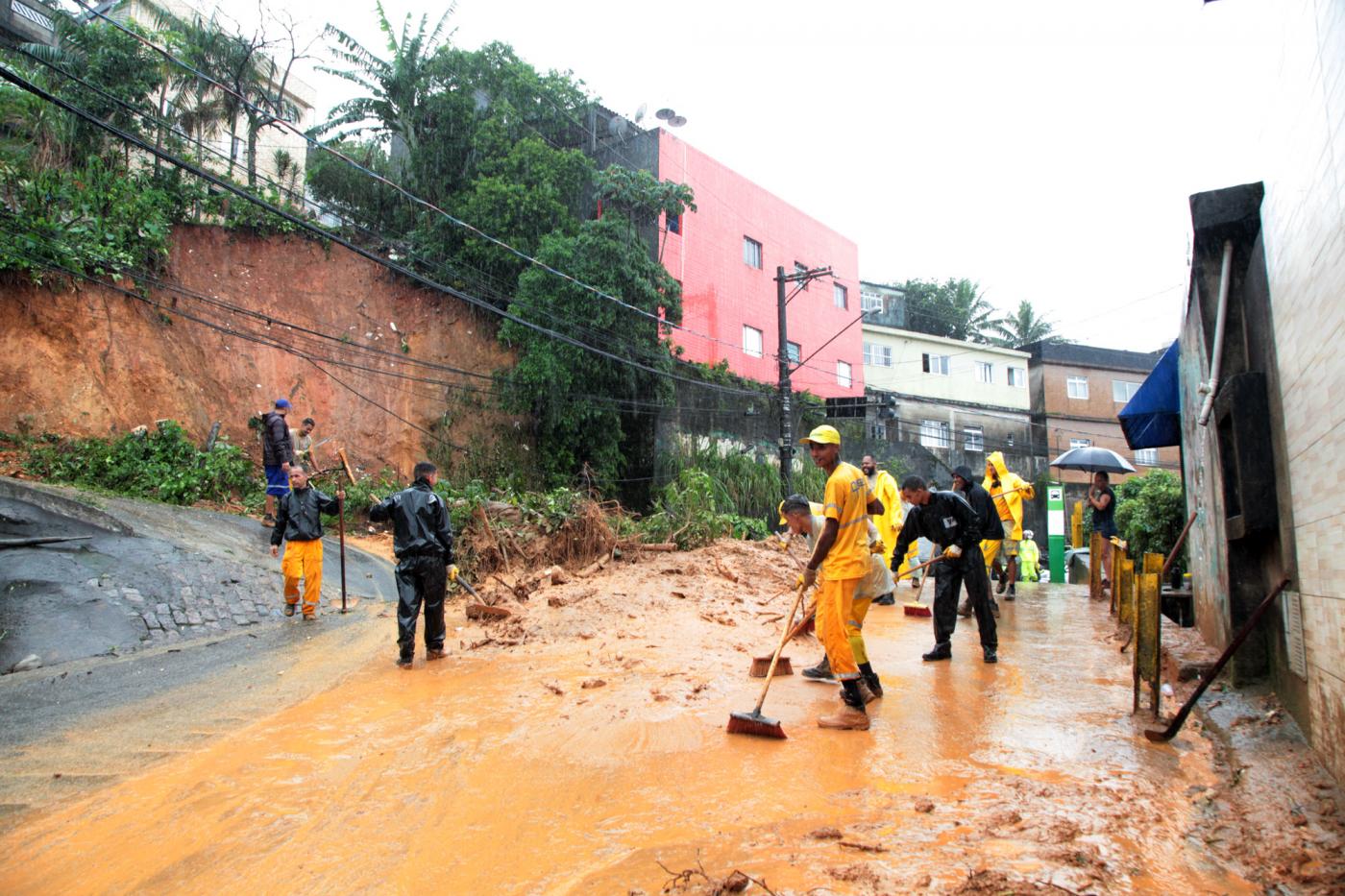 Homens trabalham em solo repleto de lama #paratodosverem