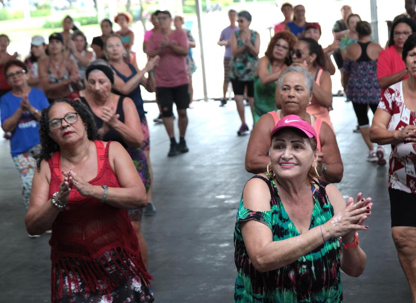 Senhoras dançam em atividade de tenda #pracegover 