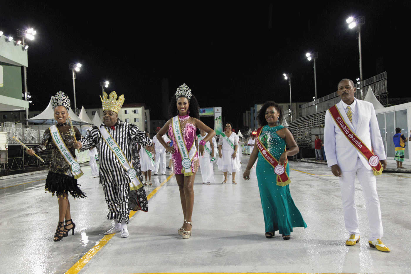 Cinco integrantes da corte carnavalesca de 2019 na pista do sambódromo. #Pracegover