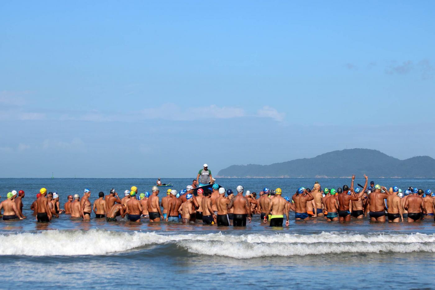 Atletas na água para largada #pracegover 