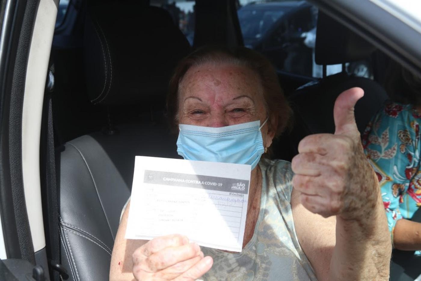 mulher mostra certificado de vacinação #paratodosverem