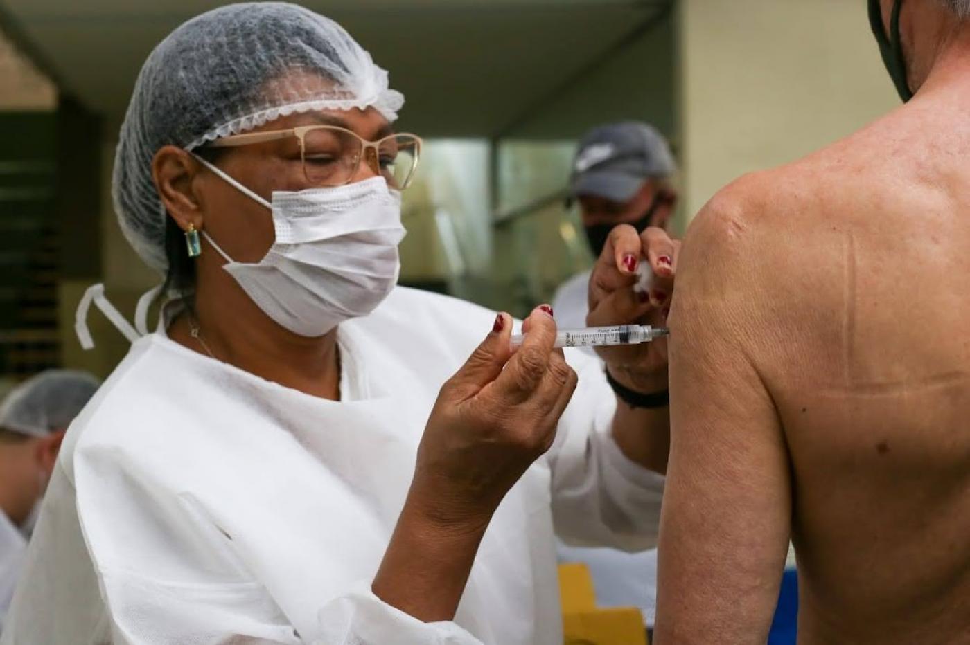 enfermeira aplica vacina em homem #paratodosverem