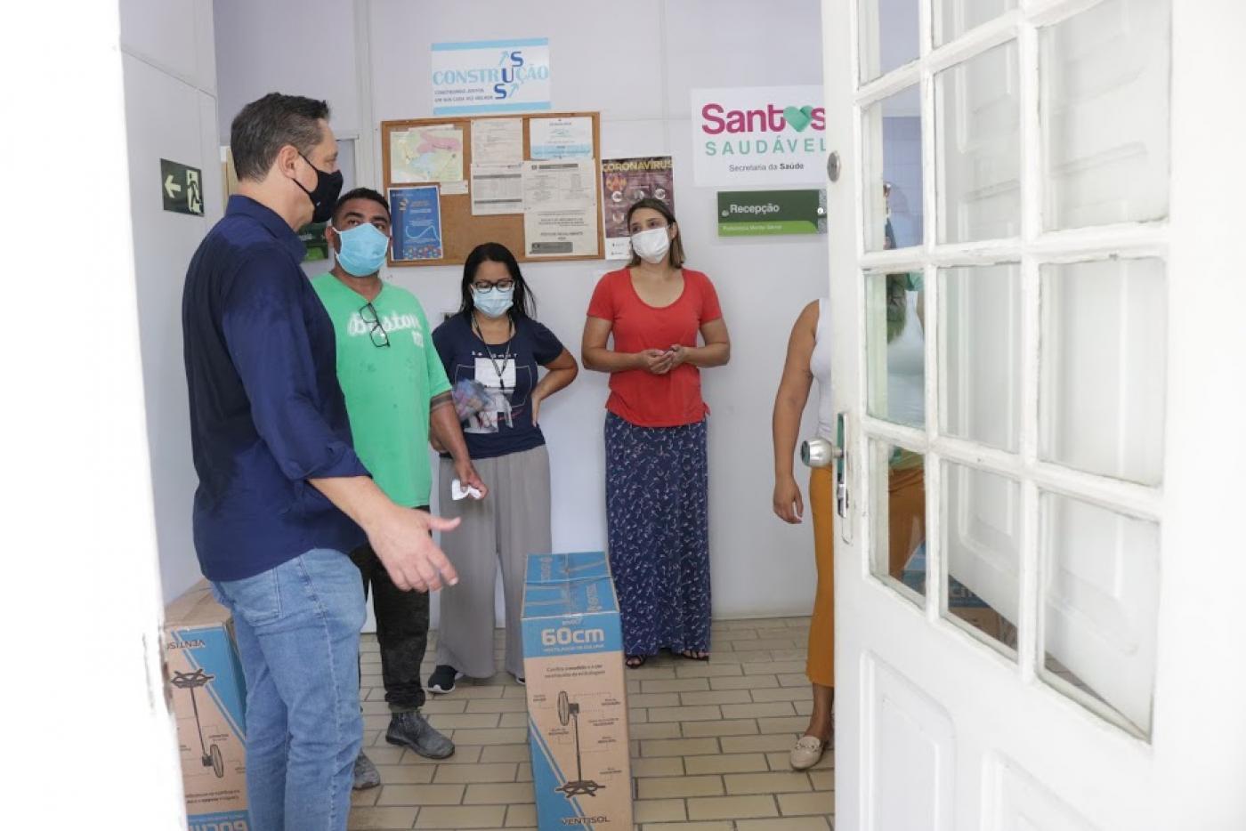 prefeito conversa com moradores em policlínica #paratodosverem 