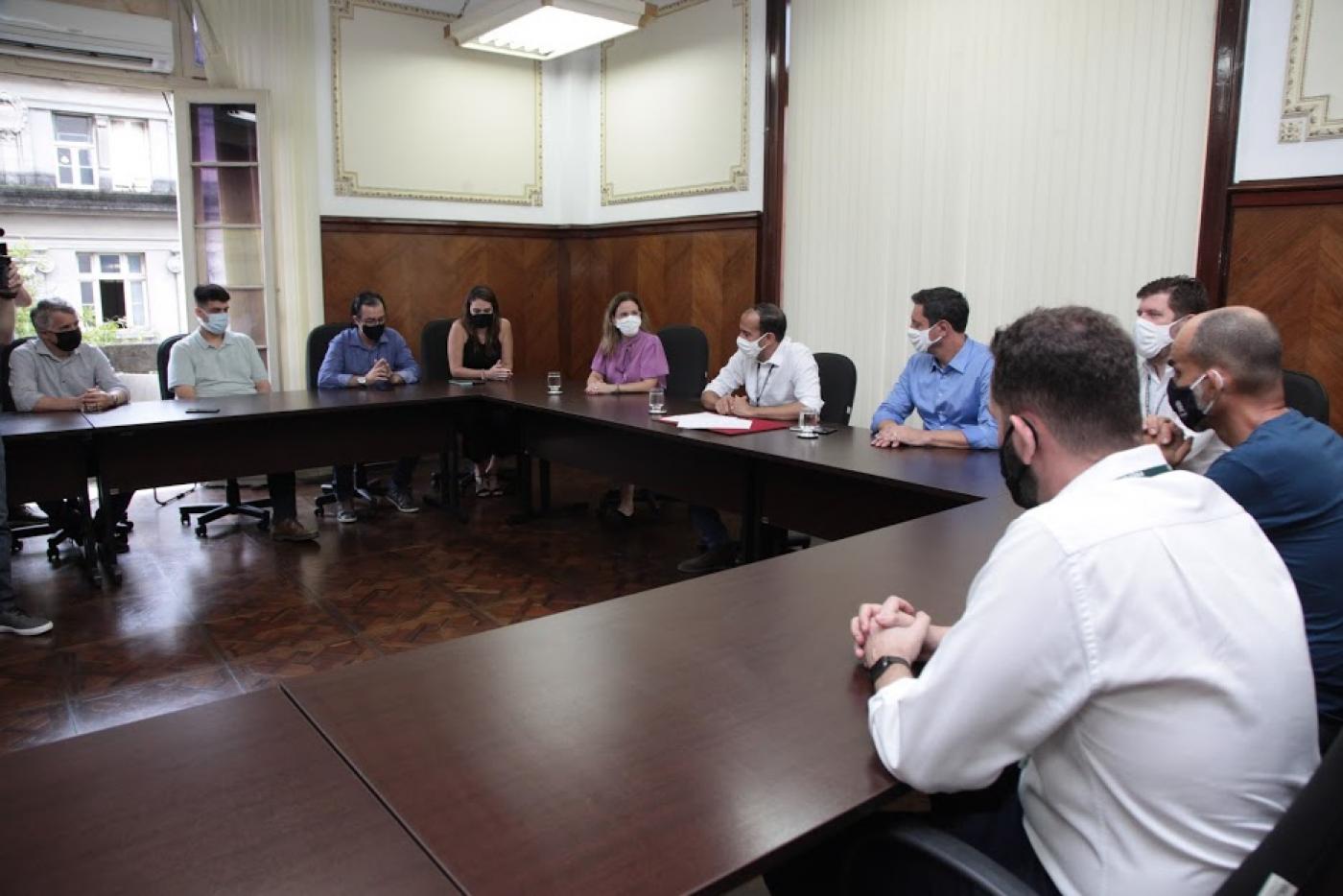 autoridades sentadas em mesa #paratodosverem 